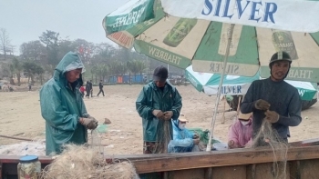 ຊາວປະມົງໄດ້ອອກເດີນທາງຢ່າງຕື່ນເຕັ້ນໃນຕົ້ນລະດູບານໃໝ່.