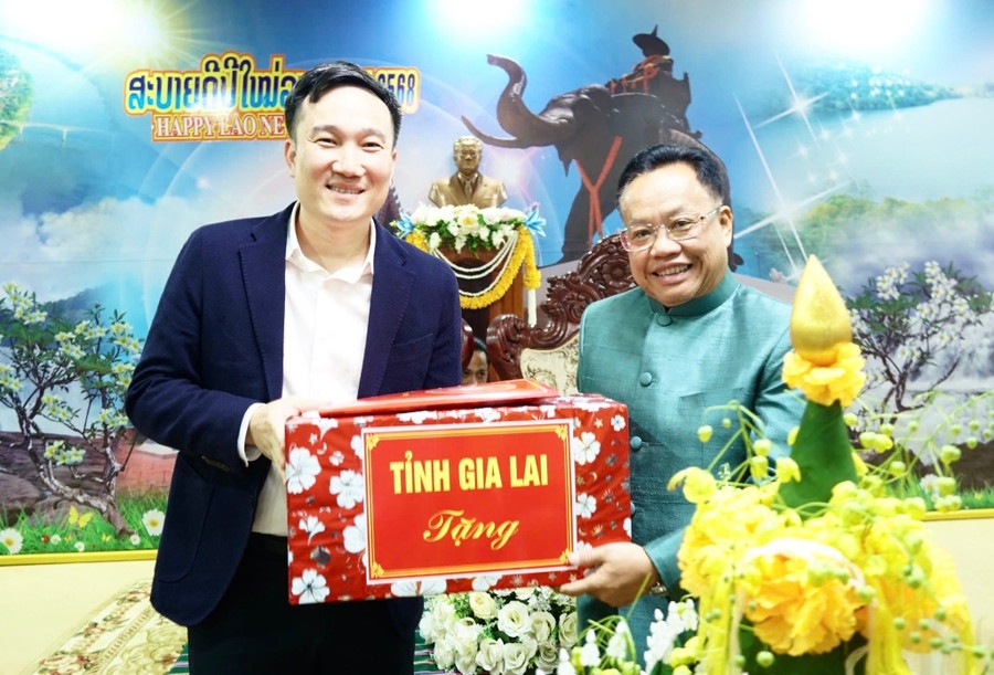 ຄະນະຜູ້ແທນຂັ້ນສູງແຂວງ ຢາລາຍ ໄປຢ້ຽມຢາມ ແລະ ອວຍພອນປີໃໝ່ແຂວງ ອັດຕະປື