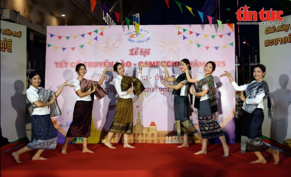 ບຸນປີໃໝ່ທີ່ອົບອຸ່ນຂອງນັກສຶກສາລາວ ແລະ ກຳປູເຈຍ