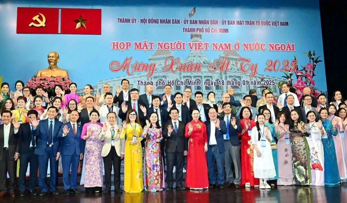 ຊາວຫວຽດນາມ ອາໄສຢູ່ຕ່າງປະເທດ 50 ທ່ານ ເປັນຕົວແທນຈະໄດ້ຮັບເພື່ອປະກອບສ່ວນກໍ່ສ້າງນະຄອນ ໂຮ່ຈິມິນ