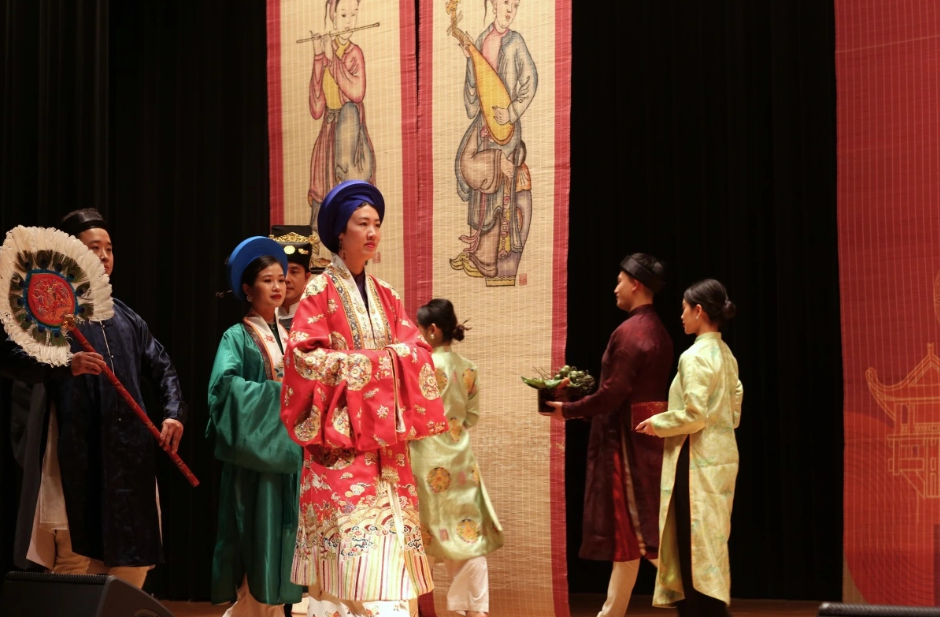 ເສັ້ນທາງໄປຊອກຫາຊຸດອາພອນພື້ນເມືອງ ຫວຽດນາມ ຂອງນັກອອກແບບໜຸ່ມ