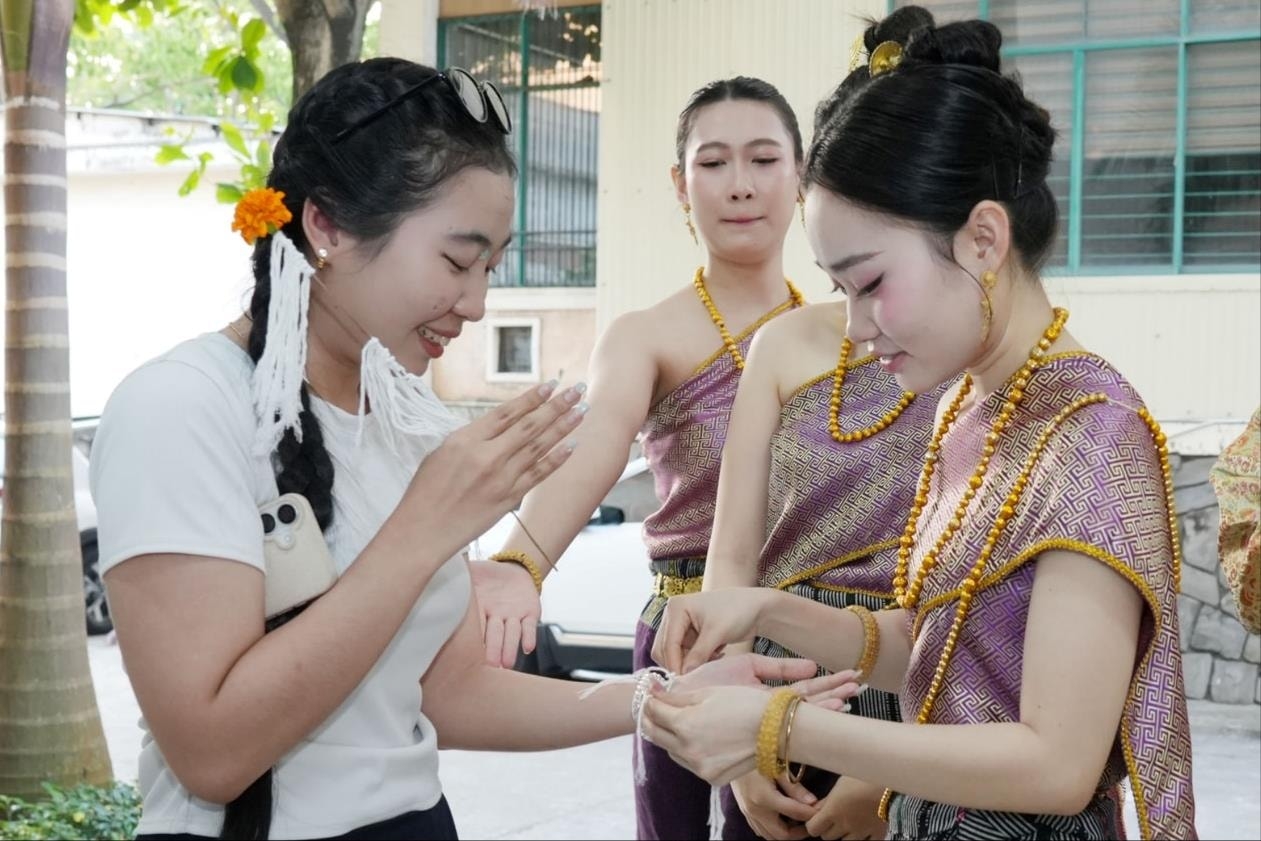 ນັກສຶກສາລາວຕ້ອນຮັບບຸນປີໃໝ່ລາວທີ່ມະຫາວິທະຍາໄລສຶກສານະຄອນດານັງ