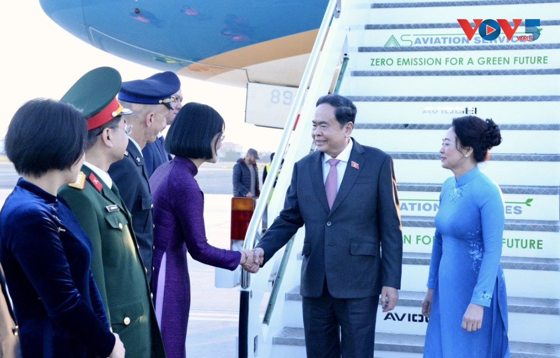 ທ່ານປະທານສະພາແຫ່ງຊາດ ເຈິ່ນແທັງເໝີ້ນ ເດີນທາງໄປຮອດ ໂຣມ, ເລີ່ມຕົ້ນການຢ້ຽມຢາມ ສ.ອີຕາລີ ຢ່າງເປັນທາງການ