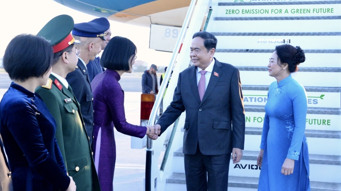 ທ່ານປະທານສະພາແຫ່ງຊາດ ເຈິ່ນແທັງເໝີ້ນ ເດີນທາງໄປຮອດ ໂຣມ, ເລີ່ມຕົ້ນການຢ້ຽມຢາມ ສ.ອີຕາລີ ຢ່າງເປັນທາງການ