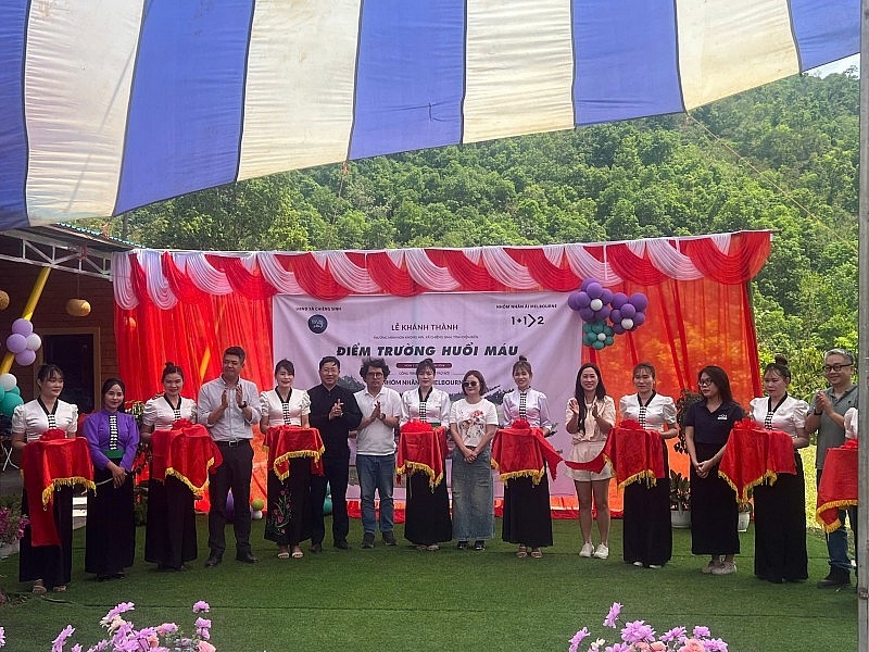 ຊາວຫວຽດນາມອາໄສຢູ່ອົດສະຕາລີ ກໍ່ສ້າງໂຮງຮຽນທີ່ມີມູນຄ່າກວ່າ 1.1 ຕື້ດົ່ງໃຫ້ແກ່ເດັກນ້ອຍໃນເຂດພູດອຍດ້ຽນບຽນ. ຊາວຫວຽດນາມອາໄສຢູ່ອົດສະຕາລີ ກໍ່ສ້າງໂຮງຮຽນທີ່ມີມູນຄ່າກວ່າ 1.1 ຕື້ດົ່ງໃຫ້ແກ່ເດັກນ້ອຍໃນເຂດພູດອຍດ້ຽນບຽນ.