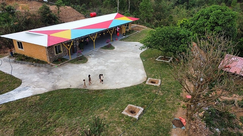 ຊາວຫວຽດນາມອາໄສຢູ່ອົດສະຕາລີ ກໍ່ສ້າງໂຮງຮຽນທີ່ມີມູນຄ່າກວ່າ 1.1 ຕື້ດົ່ງໃຫ້ແກ່ເດັກນ້ອຍໃນເຂດພູດອຍດ້ຽນບຽນ. ຊາວຫວຽດນາມອາໄສຢູ່ອົດສະຕາລີ ກໍ່ສ້າງໂຮງຮຽນທີ່ມີມູນຄ່າກວ່າ 1.1 ຕື້ດົ່ງໃຫ້ແກ່ເດັກນ້ອຍໃນເຂດພູດອຍດ້ຽນບຽນ.