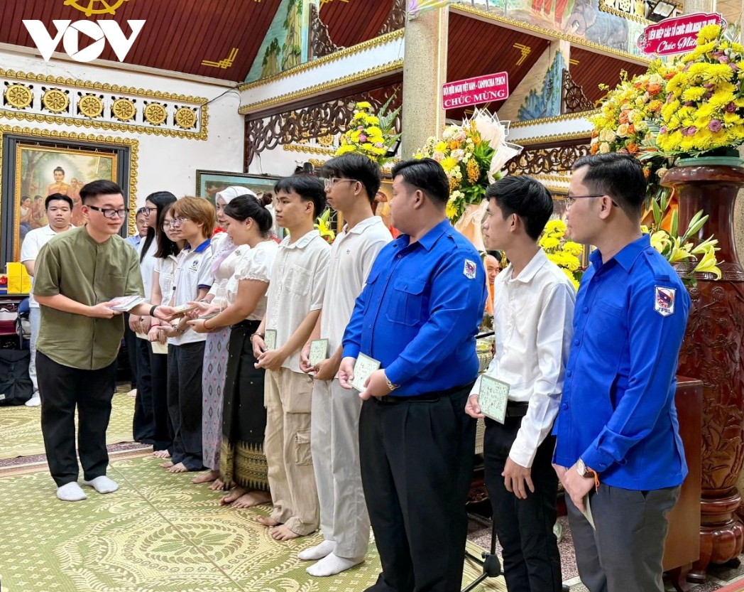 ນະຄອນ ໂຮ່ຈີມິນ ສະເຫຼີມສະຫຼອງບຸນປີໃໝ່ ກຳປູເຈຍ - ລາວ - ໄທ ຢ່າງຄຶກຄື້ນ ນະຄອນ ໂຮ່ຈີມິນ ສະເຫຼີມສະຫຼອງບຸນປີໃໝ່ ກຳປູເຈຍ - ລາວ - ໄທ ຢ່າງຄຶກຄື້ນ