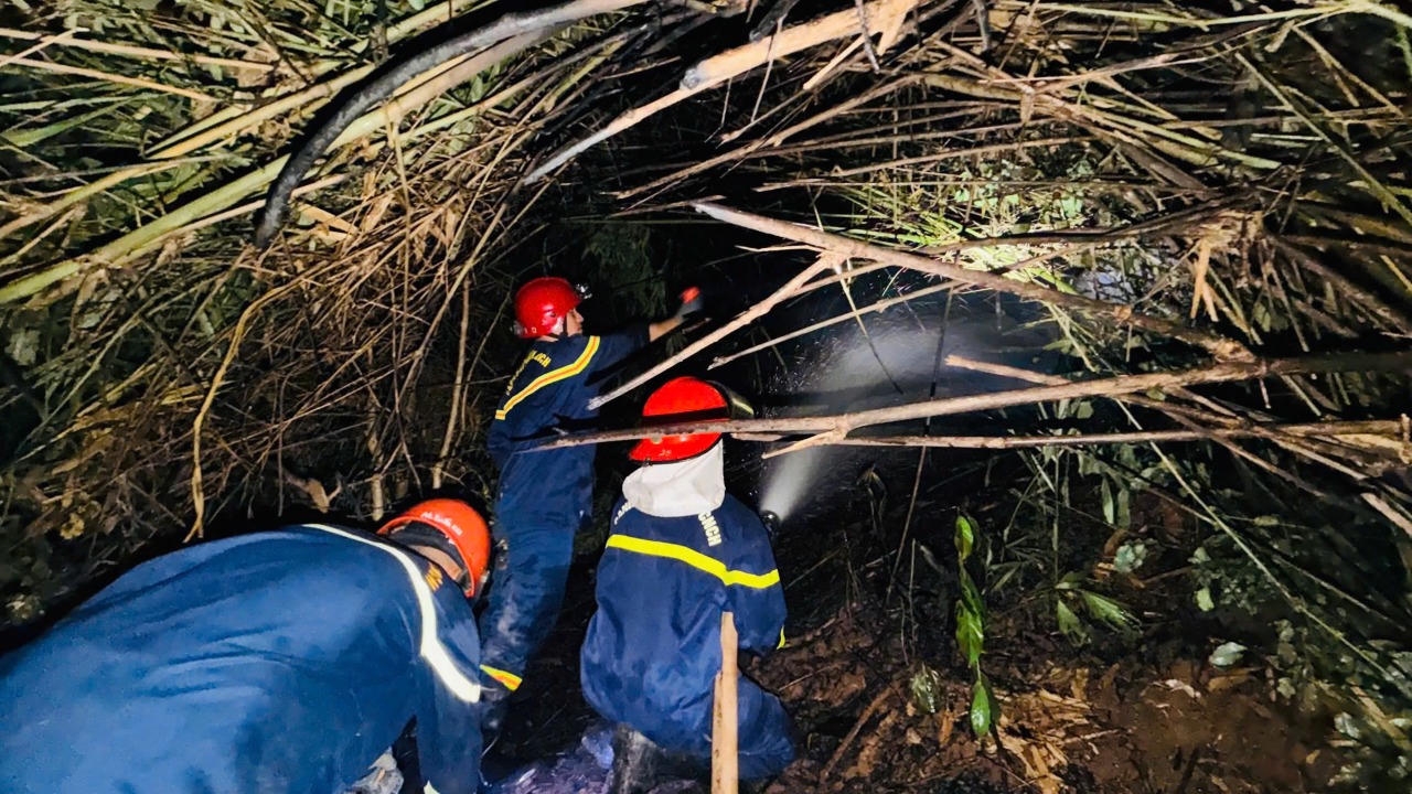 ຕຳຫຼວດແຂວງກວາງຈິ ຊ່ວຍເຫຼືອ ລາວ ມອດໄຟໄໝ້ລາມປ່າ, ປົກປັກຮັກສາເຂດທີ່ຢູ່ອາໄສຂອງປະຊາຊົນ ຕຳຫຼວດແຂວງກວາງຈິ ຊ່ວຍເຫຼືອ ລາວ ມອດໄຟໄໝ້ລາມປ່າ, ປົກປັກຮັກສາເຂດທີ່ຢູ່ອາໄສຂອງປະຊາຊົນ