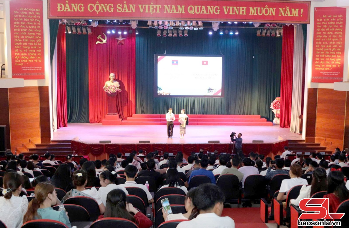 ງານສະເຫຼີມສະຫຼອງບຸນປີໃໝ່ລາວ ສໍາລັບນັກສຶກສາລາວ