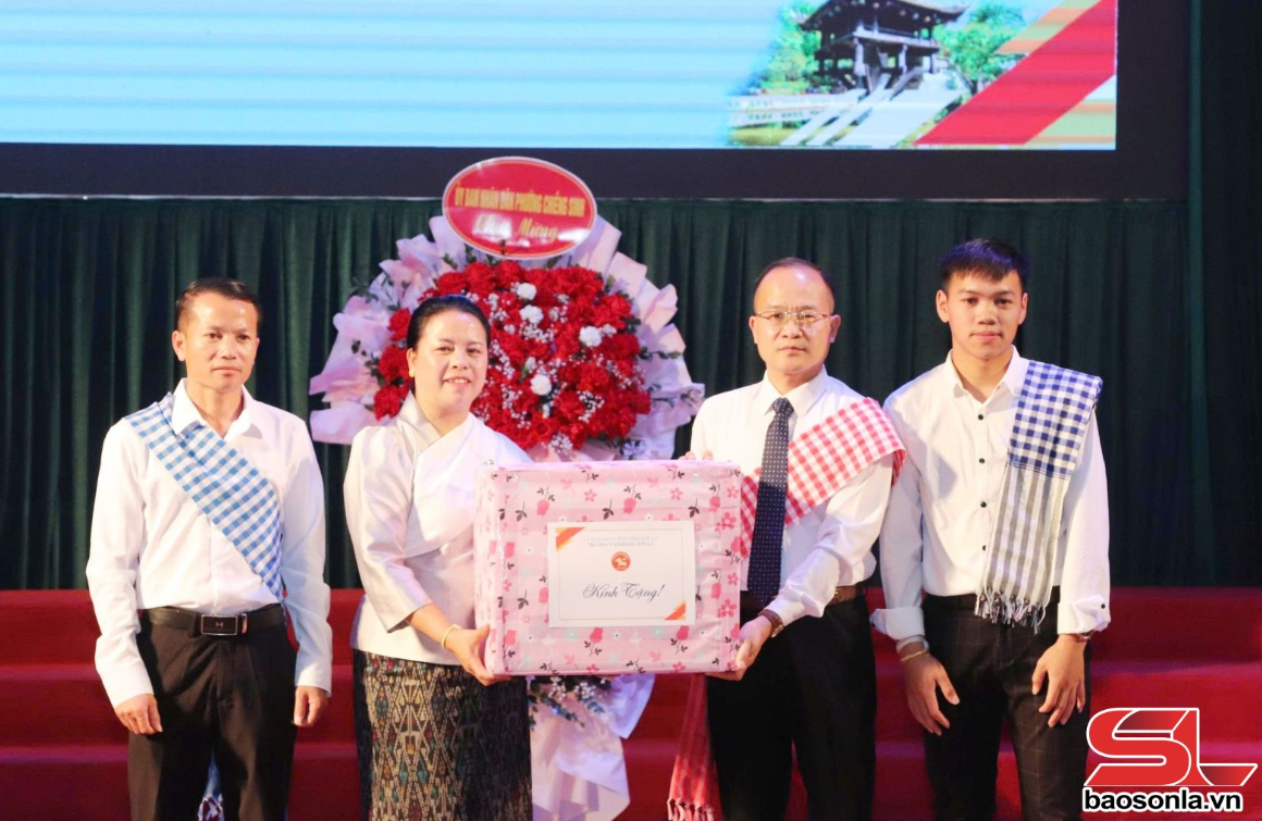 ງານສະເຫຼີມສະຫຼອງບຸນປີໃໝ່ລາວ ສໍາລັບນັກສຶກສາລາວ