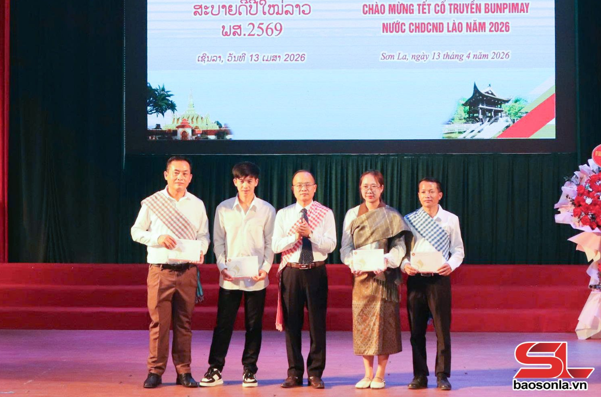 ງານສະເຫຼີມສະຫຼອງບຸນປີໃໝ່ລາວ ສໍາລັບນັກສຶກສາລາວ