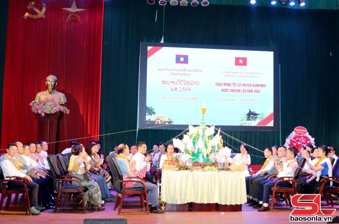 ງານສະເຫຼີມສະຫຼອງບຸນປີໃໝ່ລາວ ສໍາລັບນັກສຶກສາລາວ