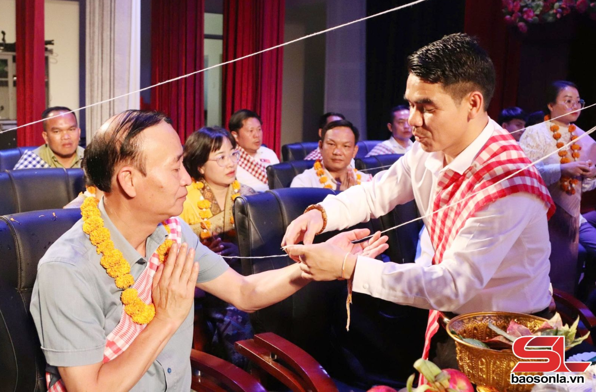 ງານສະເຫຼີມສະຫຼອງບຸນປີໃໝ່ລາວ ສໍາລັບນັກສຶກສາລາວ