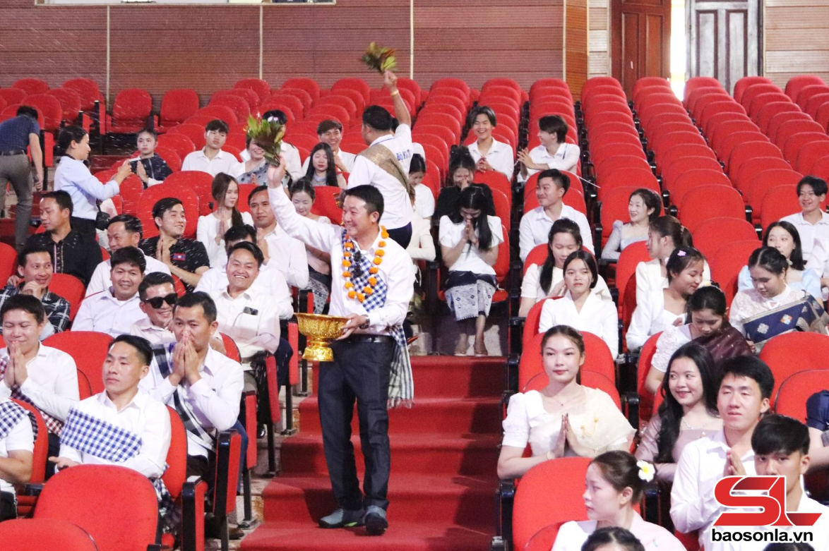 ງານສະເຫຼີມສະຫຼອງບຸນປີໃໝ່ລາວ ສໍາລັບນັກສຶກສາລາວ