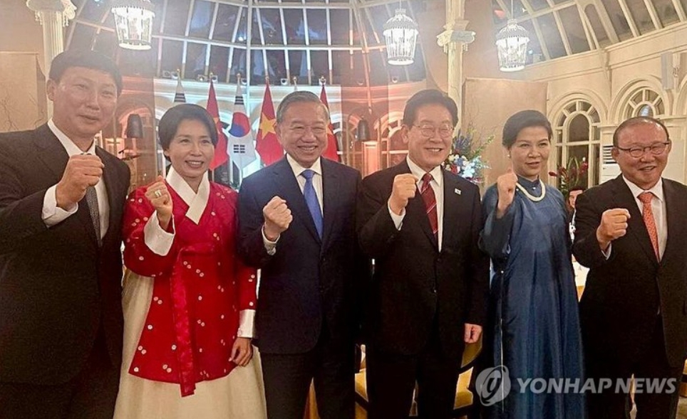 ທຳເນຽບສີນ້ຳເງິນ: ການຢ້ຽມຢາມຂອງປະທານາທິບໍດີ Lee Jae Myung ເຮັດໃຫ້ການພົວພັນຄູ່ຮ່ວມມືແບບດີທີ່ສຸດກັບ ຫວຽດນາມ ມີຄວາມສົມບູນແບບ