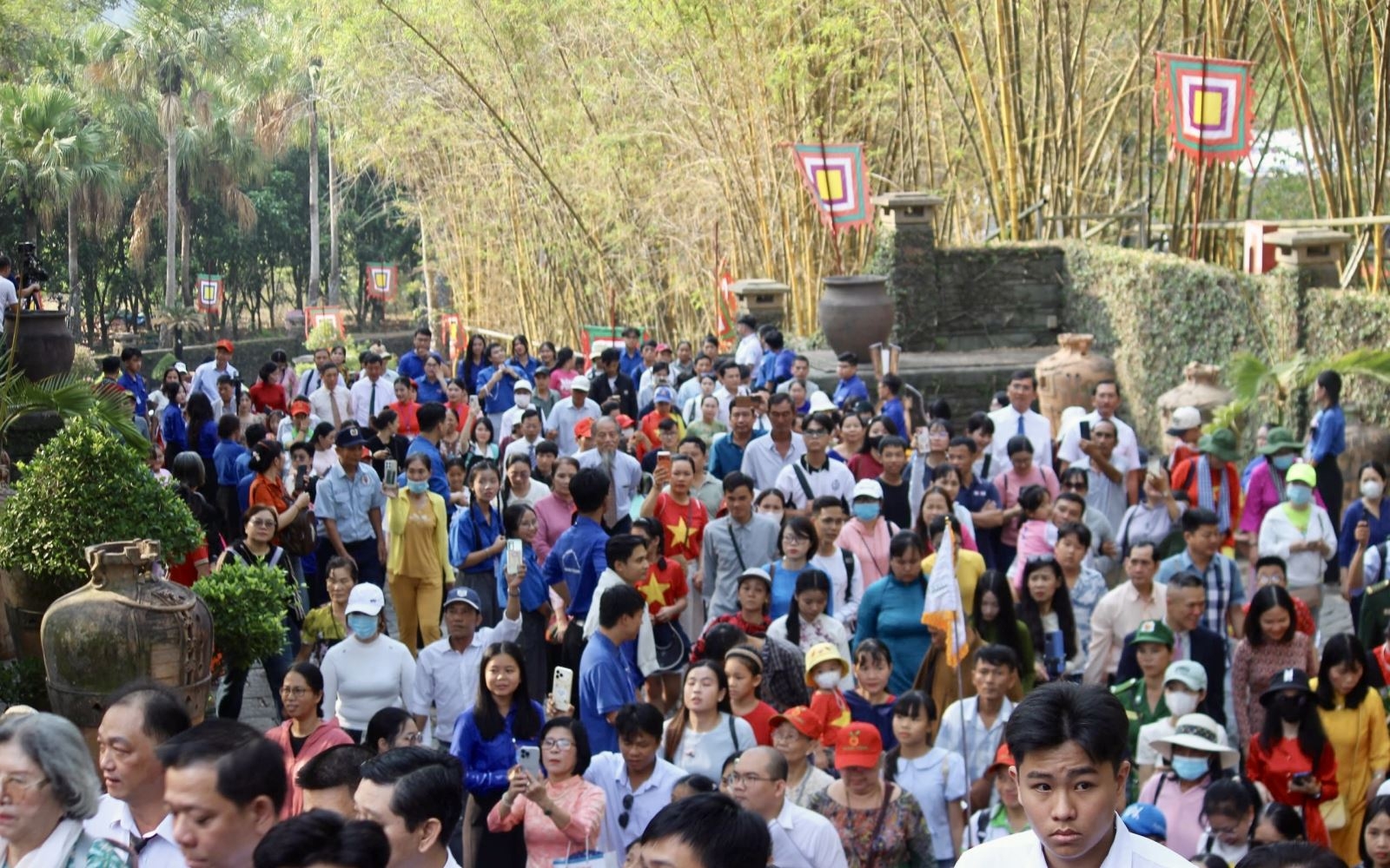 ນະຄອນໂຮ່ຈີມິນ ຈັດພິທີສະເຫຼີມສະຫຼອງວັນບຸນໄຫວ້ພະເຈົ້າຮຸ່ງ ຢ່າງສົມກຽດ, ເຜີຍແຜ່ຈິດວິນຍານມຸ່ງສູ່ຕົ້ນກຳເນີດ