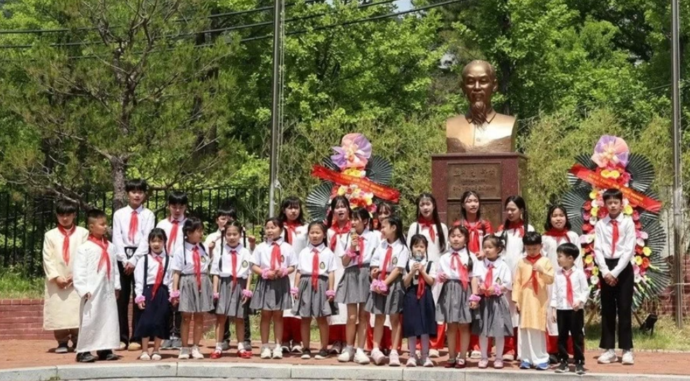 ເຊີດຊູ ແລະ ເຜີຍແຜ່ຄຸນຄ່າດ້ານມະນຸດສະທຳ ຂອງແນວຄິດ ໂຮ່ຈີມິນ ຢູ່ ສ.ເກົາຫຼີ