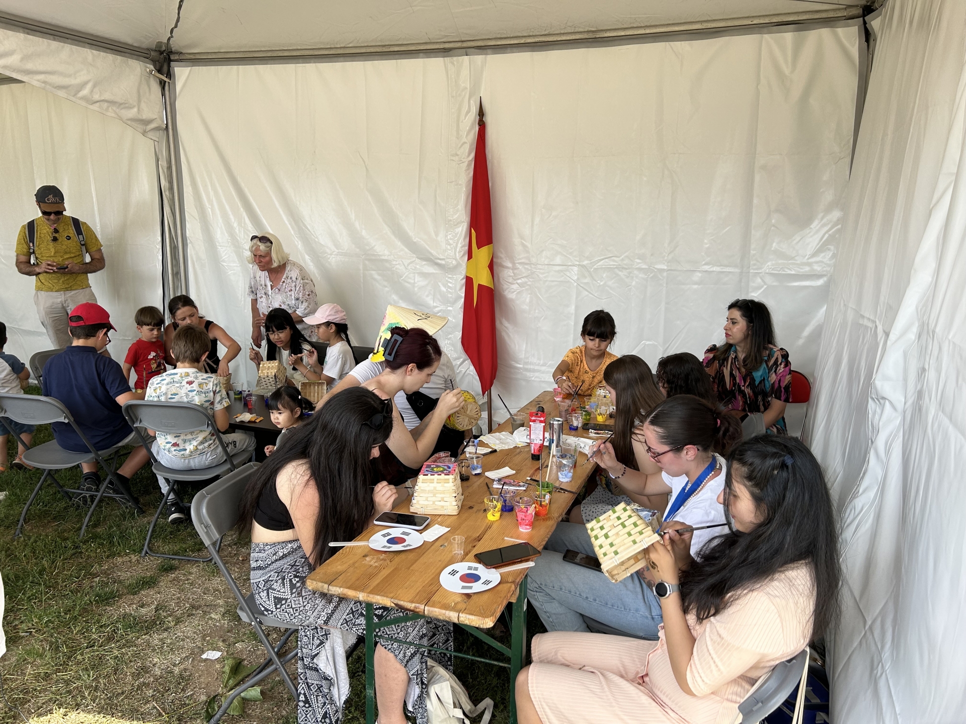 ຊາວບຸນກາຣີ ເຕັ້ນສາກ, ໃສ່ໝວກແຂງໃນງານບຸນວັດທະນະທຳອາຊີ