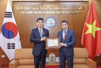 ມອບຫຼຽນກາລະນຶກ “ເພື່ອສັນຕິພາບ, ມິດຕະພາບລະຫວ່າງບັນດາປະເທດຊາດ” ໃຫ້ແກ່ນັກທຸລະກິດ ສ.ເກົາຫຼີ ທີ່ໄດ້ປະກອບສ່ວນການກຸສົນຫຼາຍຢ່າງໃຫ້ແກ່ຫວຽດນາມ