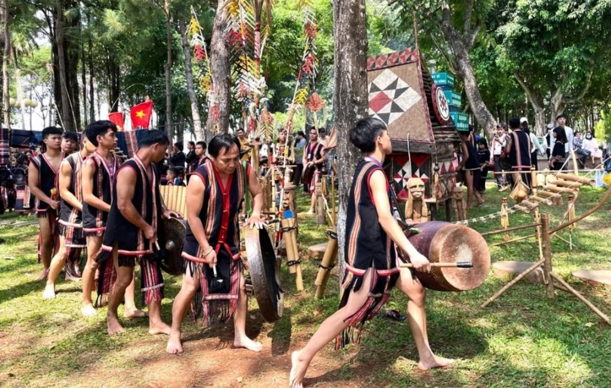 ຢາລາຍ: ສຽງຄ້ອງມ່ວນຊື່ນທ້າຍສັບປະດາ ເພື່ອເຊີດຊູ ວັນຄອບຄົວ ຫວຽດນາມ