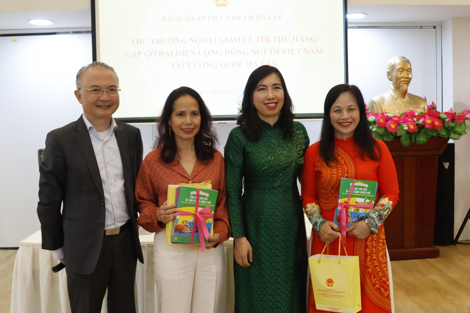 ຊາວຫວຽດນາມຢູ່ ໂຮນລັງ ດີໃຈກັບບັນດາຜົນງານຂອງຊາດ.