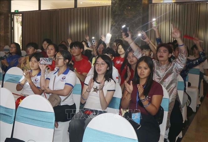 ຊາວໜຸ່ມຫວຽດນາມຢູ່ຕ່າງປະເທດແລກປ່ຽນພາສາຫວຽດນາມ “ສືບຕໍ່ຂຽນບົດເລື່ອງສັນຕິພາບ”