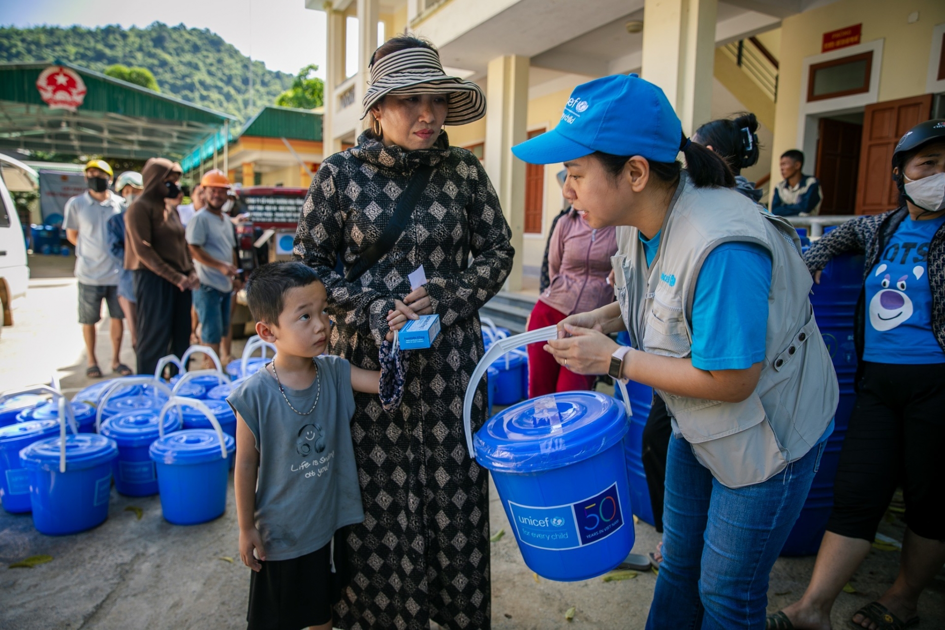 ອົງການ UNICEF ໃຫ້ການໜູນຊ່ວຍສຸກເສີນໃຫ້ແກ່ປະຊາຊົນຢູ່ເຂດປະສົບໄພນ້ຳຖ້ວມ ດ້ຽນບຽນ, ເຊີນລາ, ເຫງ້ອານ