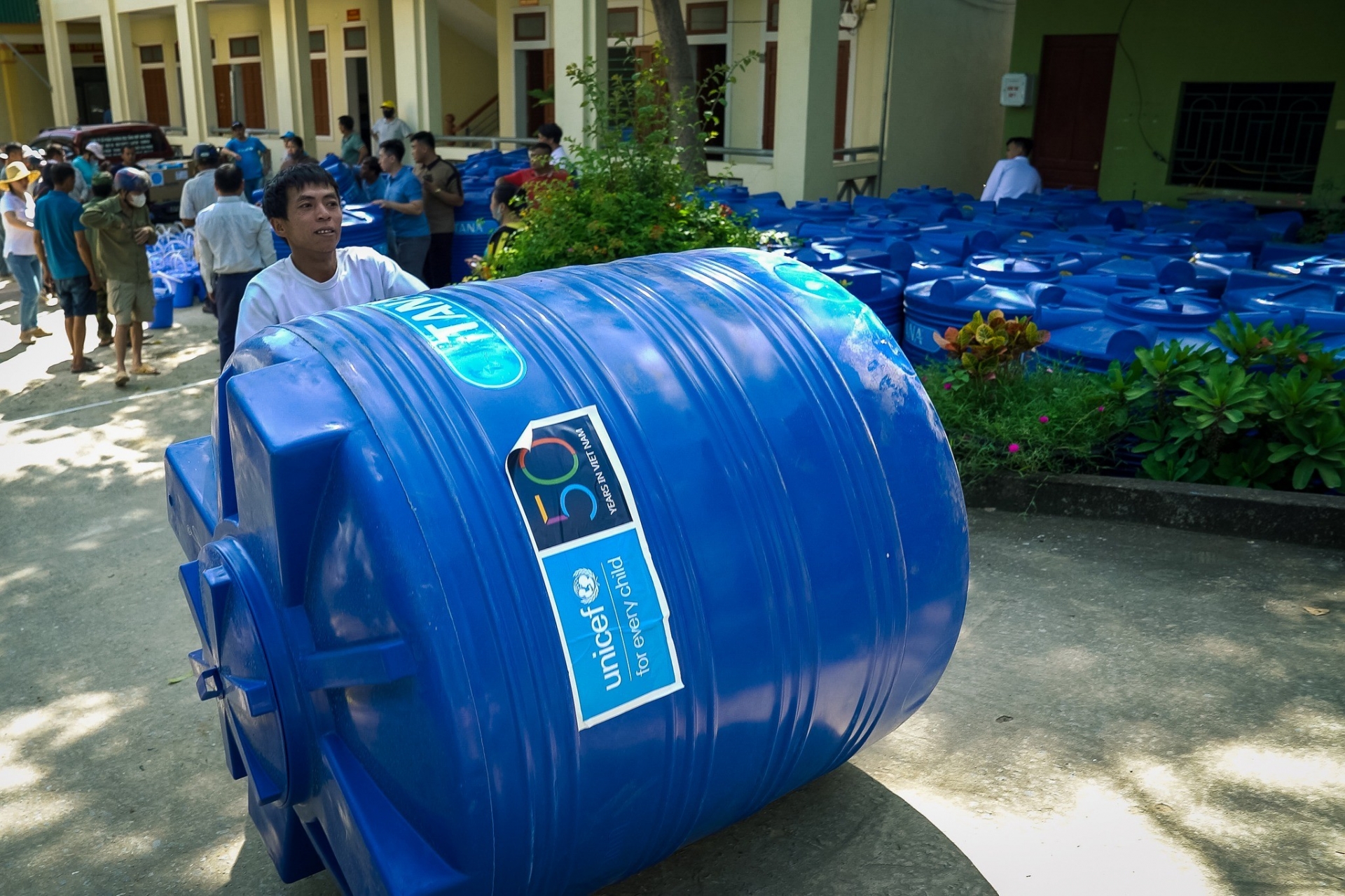ອົງການ UNICEF ໃຫ້ການໜູນຊ່ວຍສຸກເສີນໃຫ້ແກ່ປະຊາຊົນຢູ່ເຂດປະສົບໄພນ້ຳຖ້ວມ ດ້ຽນບຽນ, ເຊີນລາ, ເຫງ້ອານ