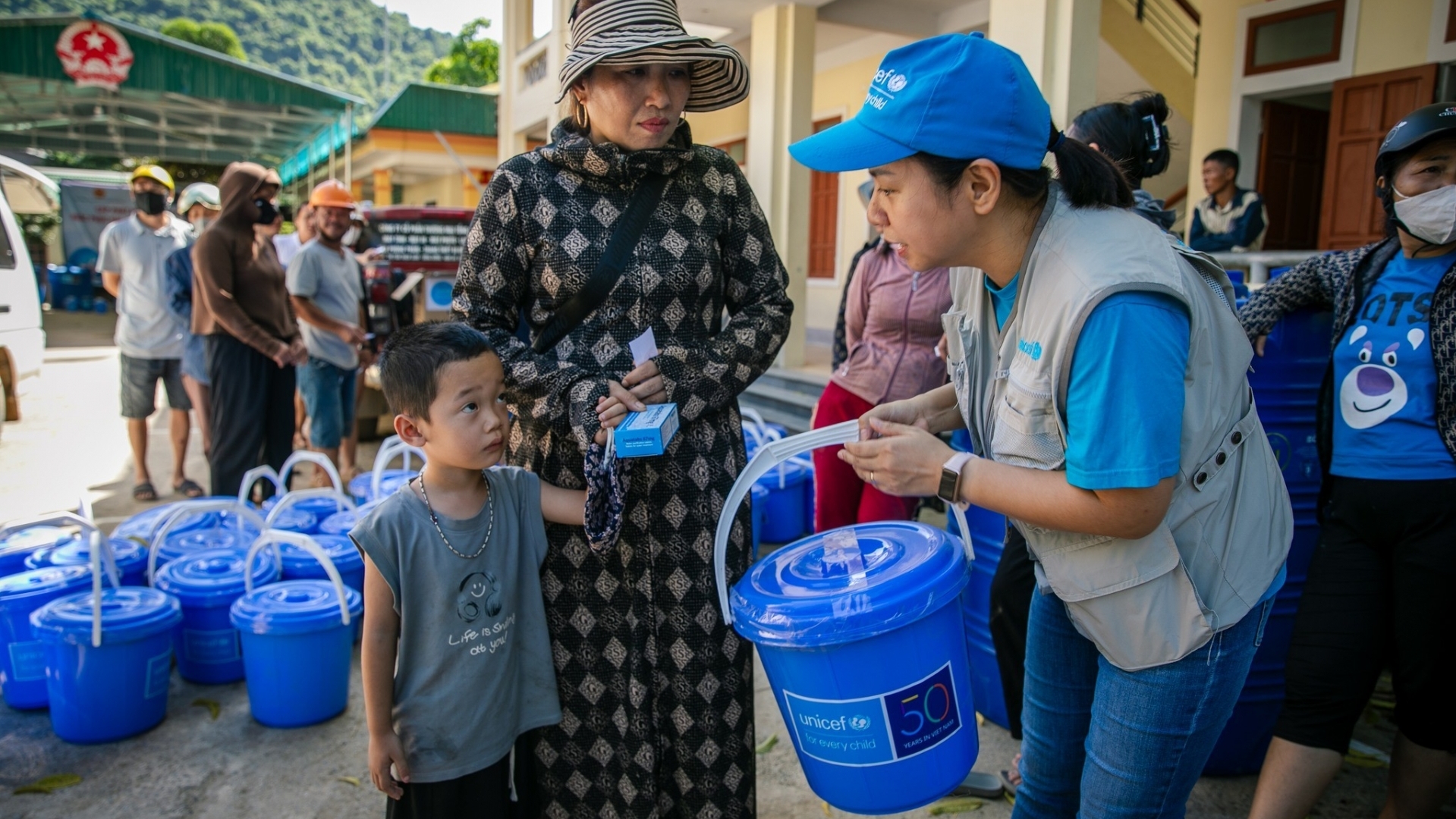 ອົງການ UNICEF ໃຫ້ການໜູນຊ່ວຍສຸກເສີນໃຫ້ແກ່ປະຊາຊົນຢູ່ເຂດປະສົບໄພນ້ຳຖ້ວມ ດ້ຽນບຽນ, ເຊີນລາ, ເຫງ້ອານ
