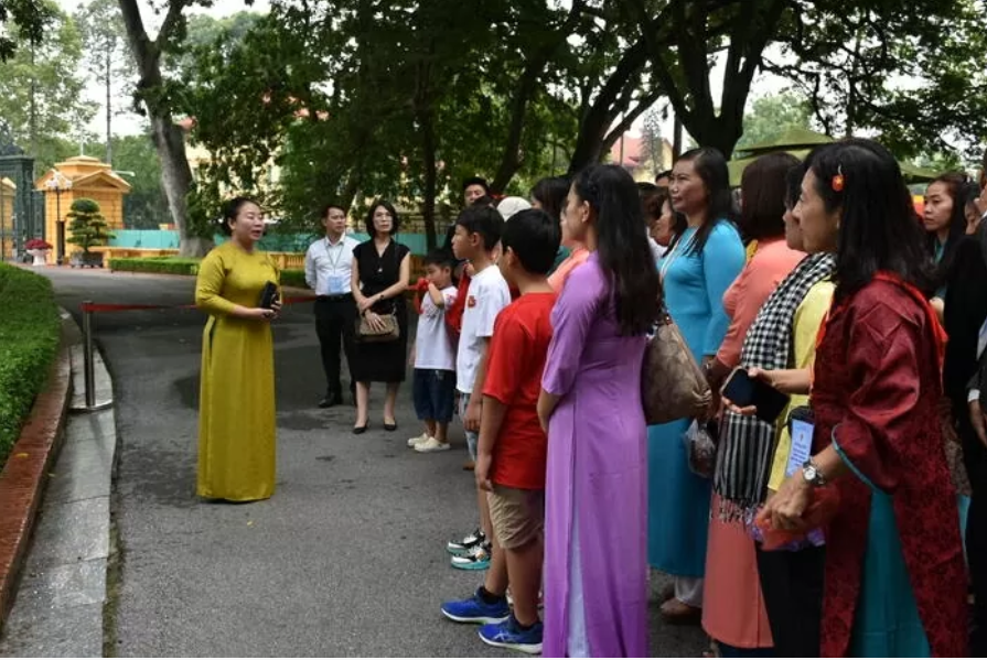 ການເຄື່ອນໄຫວນອກຫຼັກສູດທີ່ມີຄວາມໝາຍຂອງຄູອາຈານຊາວຫວຽດນາມຢູ່ຕ່າງປະເທດຢູ່ບ້ານເກີດເມືອງນອນ