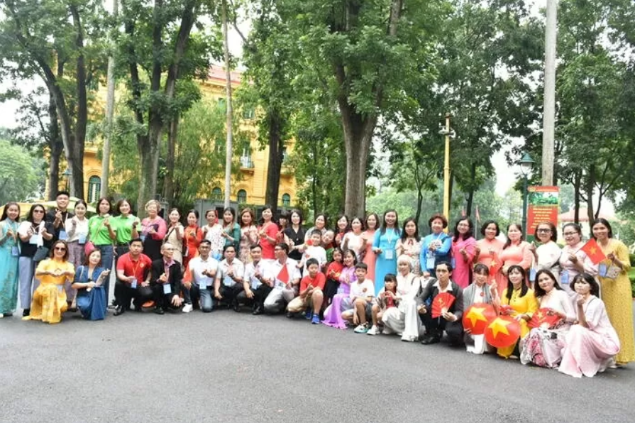 ການເຄື່ອນໄຫວນອກຫຼັກສູດທີ່ມີຄວາມໝາຍຂອງຄູອາຈານຊາວຫວຽດນາມຢູ່ຕ່າງປະເທດຢູ່ບ້ານເກີດເມືອງນອນ
