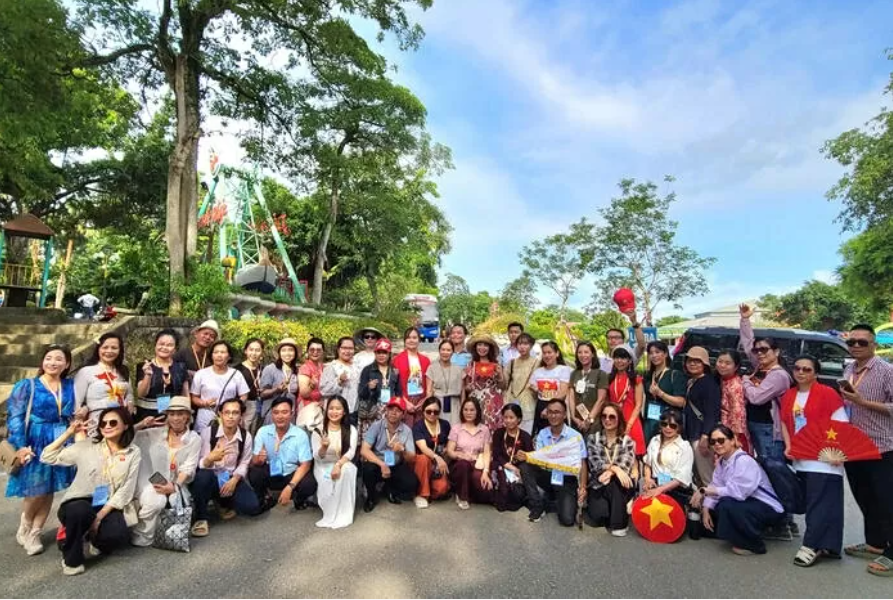 ການເຄື່ອນໄຫວນອກຫຼັກສູດທີ່ມີຄວາມໝາຍຂອງຄູອາຈານຊາວຫວຽດນາມຢູ່ຕ່າງປະເທດຢູ່ບ້ານເກີດເມືອງນອນ
