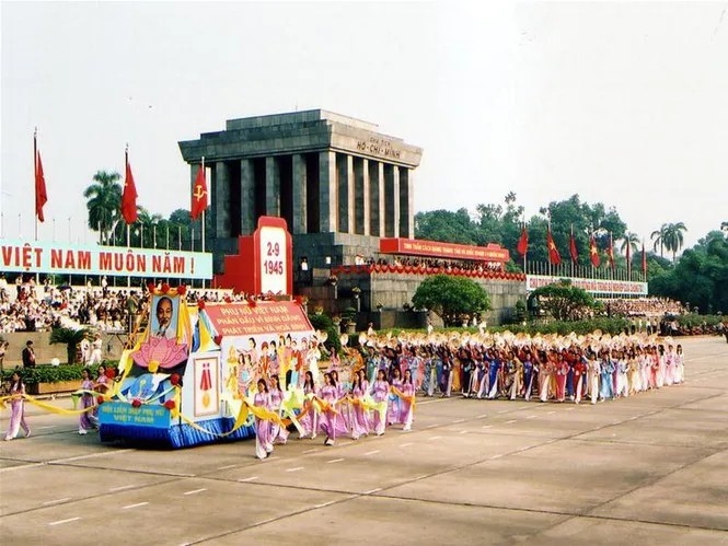 [ຮູບພາບ] ສັນຍາລັກຂອງສວນສະໜາມ, ແຫ່ຂະບວນສະເຫຼືມສະຫຼອງແຫ່ງວັນຊາດໃນປະຫວັດສາດ