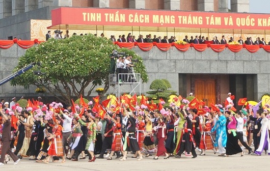 [ຮູບພາບ] ສັນຍາລັກຂອງສວນສະໜາມ, ແຫ່ຂະບວນສະເຫຼືມສະຫຼອງແຫ່ງວັນຊາດໃນປະຫວັດສາດ
