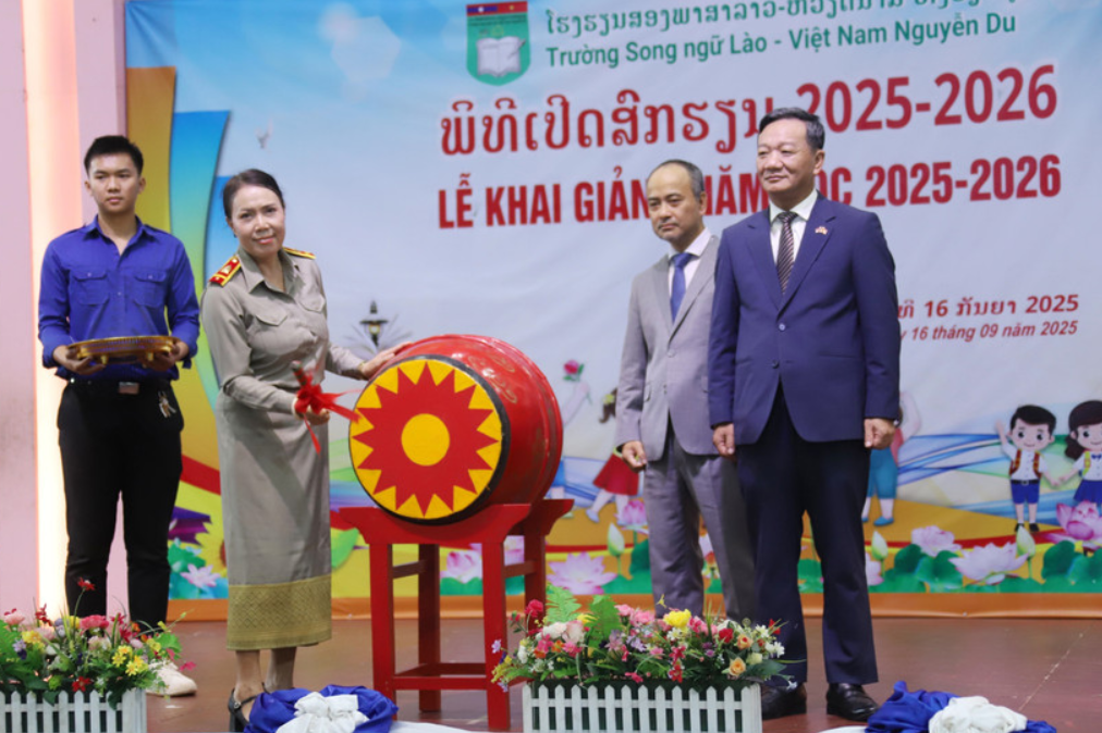 ສຽງກອງເປີດພາກຮຽນດັງຂຶ້ນ,ຮັດແໜ້ນມິດຕະພາບ ຫວຽດນາມ–ລາວ