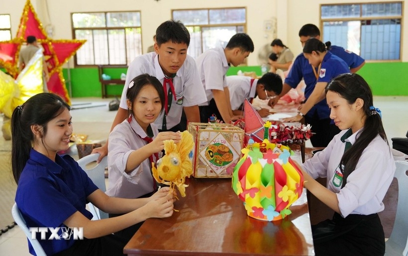 ນັກຮຽນໂຮງຮຽນສອງພາສາ ລາວ – ຫວຽດນາມ ຫງວຽນຢູ ຄຶກຄື້ນເຮັດທຳໂຄມໄຟ ເພື່ອຕ້ອນຮັບວັນບຸນໄຫວ້ພະຈັນ.