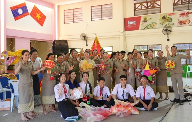 ນັກຮຽນໂຮງຮຽນສອງພາສາ ລາວ – ຫວຽດນາມ ຫງວຽນຢູ ຄຶກຄື້ນເຮັດທຳໂຄມໄຟ ເພື່ອຕ້ອນຮັບວັນບຸນໄຫວ້ພະຈັນ.