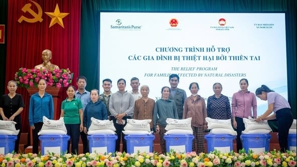 Samaritan’s Purse ໄດ້ມອບຂອງຂວັນກວ່າ 3.000 ຊຸດໃຫ້ແກ່ປະຊາຊົນໃນແຂວງ ລ້າງເຊີນ, ຮ່າຕິ້ງ, ຕວຽນກວາງ.