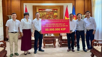 ຊຸມຊົນຊາວຫວຽດນາມໃນປະເທດລາວ ໄດ້ໂຮມເງິນກວ່າ 700 ລ້ານດົງ ເພື່ອຊ່ວຍເຫຼືອພີ່ນ້ອງຊາວຫວຽດນາມທີ່ໄດ້ຮັບຜົນກະທົບຈາກພາຍຸນ້ໍາຖ້ວມ.