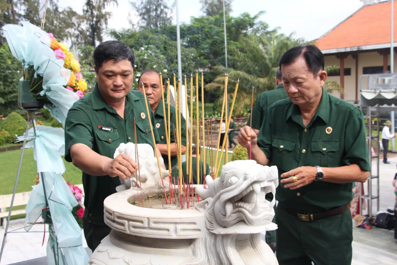 ຮັດແໜ້ນຄວາມມິດຕະພາບລະຫວ່າງຫວຽດນາມ - ລາວ ແລະ ກຳປູເຈຍ ໂດຍຜ່ານລາຍການ “ຄອບຄົວຫວຽດນາມ ກັບນັກຮຽນລາວ ແລະ ກຳປູເຈຍ”.