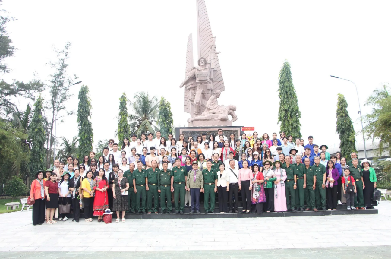 ຮັດແໜ້ນຄວາມມິດຕະພາບລະຫວ່າງຫວຽດນາມ - ລາວ ແລະ ກຳປູເຈຍ ໂດຍຜ່ານລາຍການ “ຄອບຄົວຫວຽດນາມ ກັບນັກຮຽນລາວ ແລະ ກຳປູເຈຍ”.