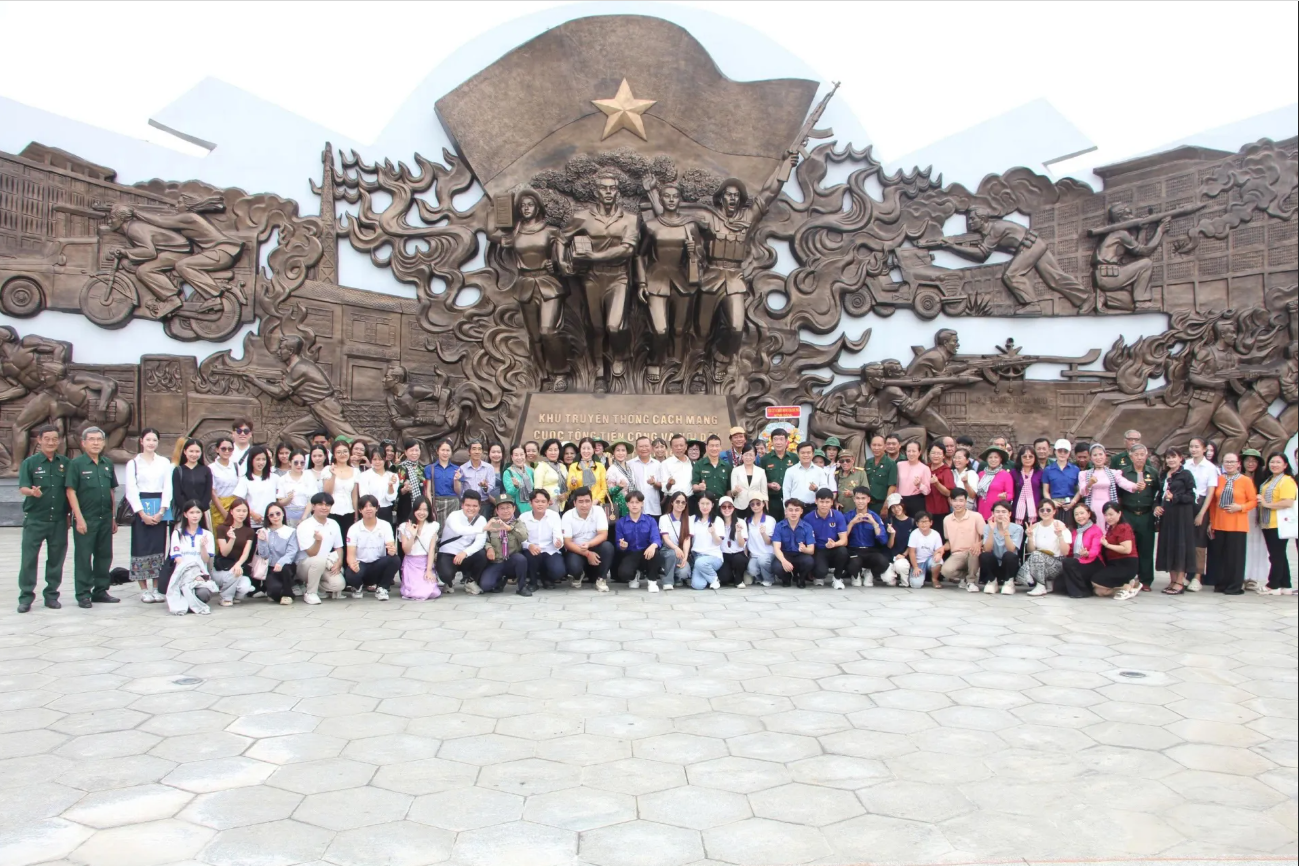 ຮັດແໜ້ນຄວາມມິດຕະພາບລະຫວ່າງຫວຽດນາມ - ລາວ ແລະ ກຳປູເຈຍ ໂດຍຜ່ານລາຍການ “ຄອບຄົວຫວຽດນາມ ກັບນັກຮຽນລາວ ແລະ ກຳປູເຈຍ”.
