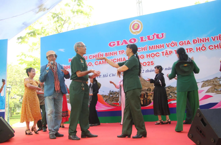 ຮັດແໜ້ນຄວາມມິດຕະພາບລະຫວ່າງຫວຽດນາມ - ລາວ ແລະ ກຳປູເຈຍ ໂດຍຜ່ານລາຍການ “ຄອບຄົວຫວຽດນາມ ກັບນັກຮຽນລາວ ແລະ ກຳປູເຈຍ”.