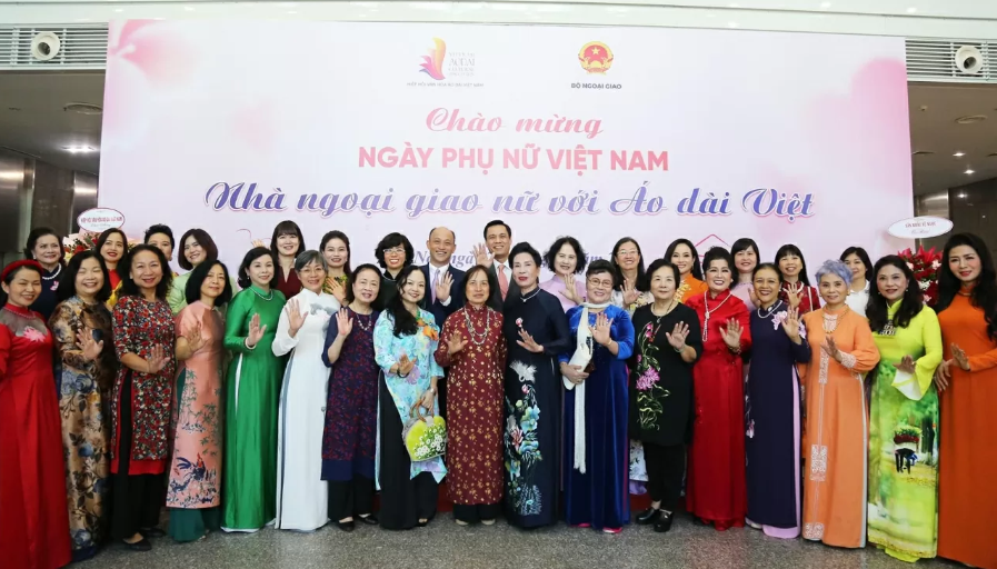 ນັກການທູດຍິງກັບຊຸດເສື້ອຍາວ ຫວຽດນາມ - ເຊີດຊູຄວາມສວຍງາມ, ສີສັນວັດທະນະທຳຂອງຫວຽດນາມ