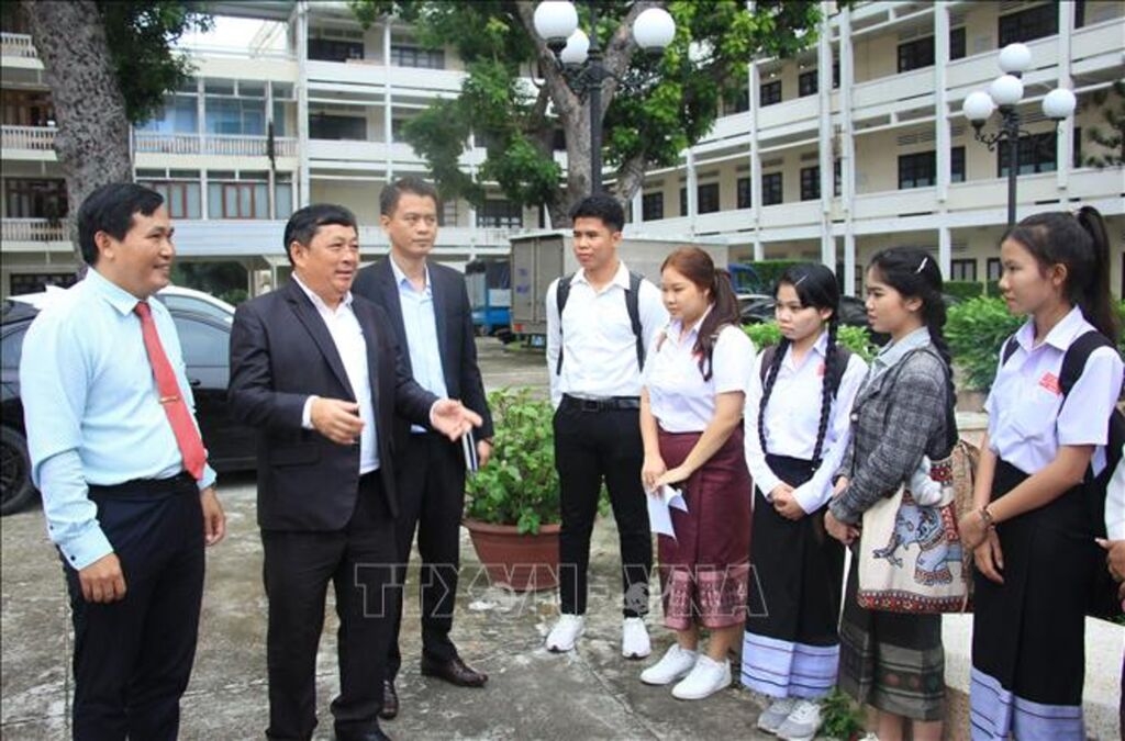 ສະໜິດຕິດພັນຄວາມສາມັກຄີ ຫວຽດນາມ - ລາວ ຜ່ານການຮ່ວມມືດ້ານການບຳລຸງສ້າງແຫຼ່ງຊັບພະຍາກອນມະນຸດ
