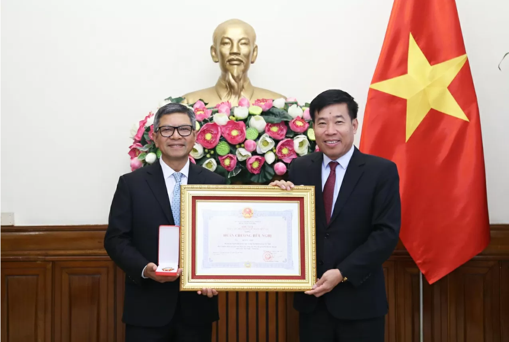 ມອບຫຼຽນໄຊມິດຕະພາບໃຫ້ແກ່ທ່ານ Denny Abdi ເອກອັກຄະລັດຖະທູດ ອິນໂດເນເຊຍ ມອບຫຼຽນໄຊມິດຕະພາບໃຫ້ແກ່ທ່ານ Denny Abdi ເອກອັກຄະລັດຖະທູດ ອິນໂດເນເຊຍ