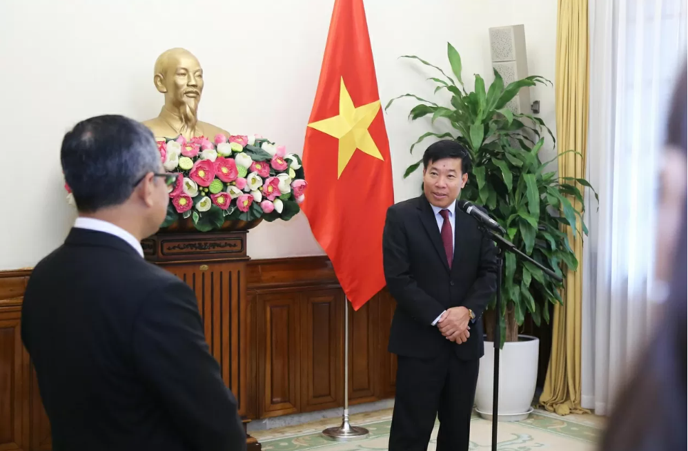 ມອບຫຼຽນໄຊມິດຕະພາບໃຫ້ແກ່ທ່ານ Denny Abdi ເອກອັກຄະລັດຖະທູດ ອິນໂດເນເຊຍ ມອບຫຼຽນໄຊມິດຕະພາບໃຫ້ແກ່ທ່ານ Denny Abdi ເອກອັກຄະລັດຖະທູດ ອິນໂດເນເຊຍ