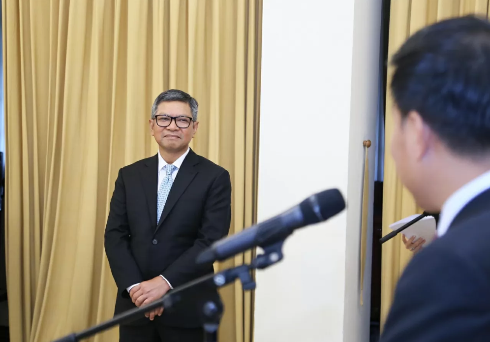 ມອບຫຼຽນໄຊມິດຕະພາບໃຫ້ແກ່ທ່ານ Denny Abdi ເອກອັກຄະລັດຖະທູດ ອິນໂດເນເຊຍ ມອບຫຼຽນໄຊມິດຕະພາບໃຫ້ແກ່ທ່ານ Denny Abdi ເອກອັກຄະລັດຖະທູດ ອິນໂດເນເຊຍ