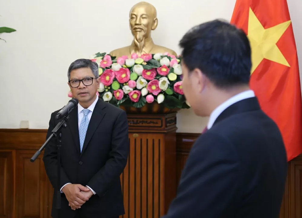 ມອບຫຼຽນໄຊມິດຕະພາບໃຫ້ແກ່ທ່ານ Denny Abdi ເອກອັກຄະລັດຖະທູດ ອິນໂດເນເຊຍ ມອບຫຼຽນໄຊມິດຕະພາບໃຫ້ແກ່ທ່ານ Denny Abdi ເອກອັກຄະລັດຖະທູດ ອິນໂດເນເຊຍ