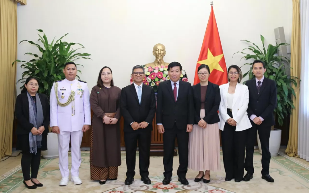 ມອບຫຼຽນໄຊມິດຕະພາບໃຫ້ແກ່ທ່ານ Denny Abdi ເອກອັກຄະລັດຖະທູດ ອິນໂດເນເຊຍ ມອບຫຼຽນໄຊມິດຕະພາບໃຫ້ແກ່ທ່ານ Denny Abdi ເອກອັກຄະລັດຖະທູດ ອິນໂດເນເຊຍ